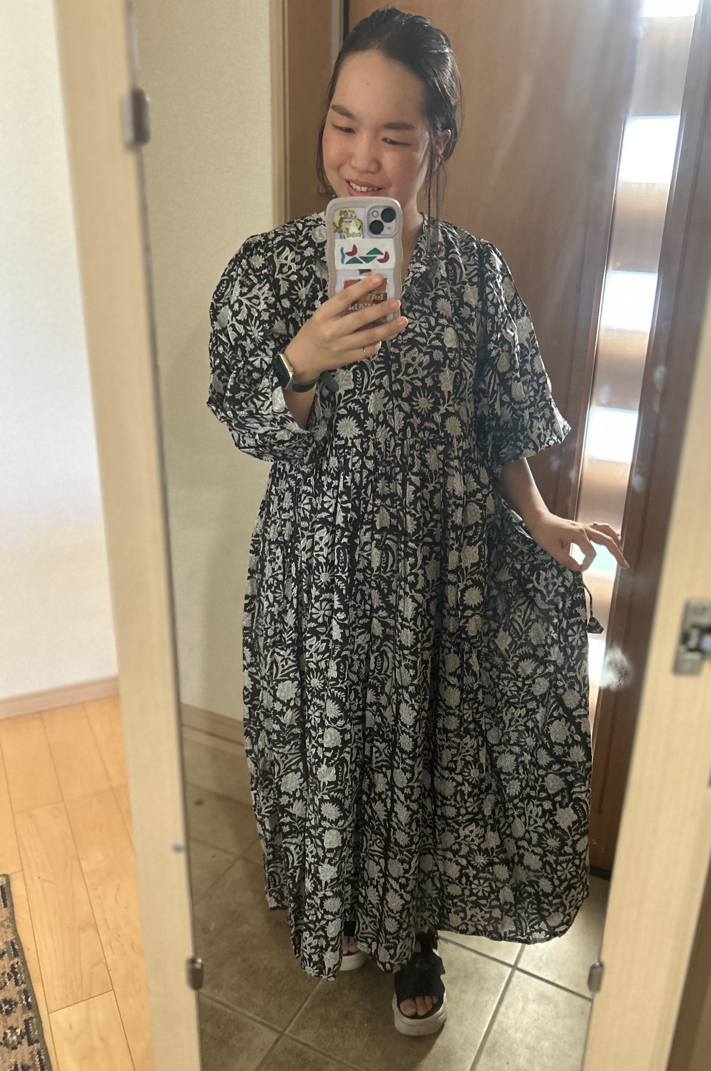 (即納)大人気!ブラックに白いお花のブロックプリントマキシ丈ワンピース