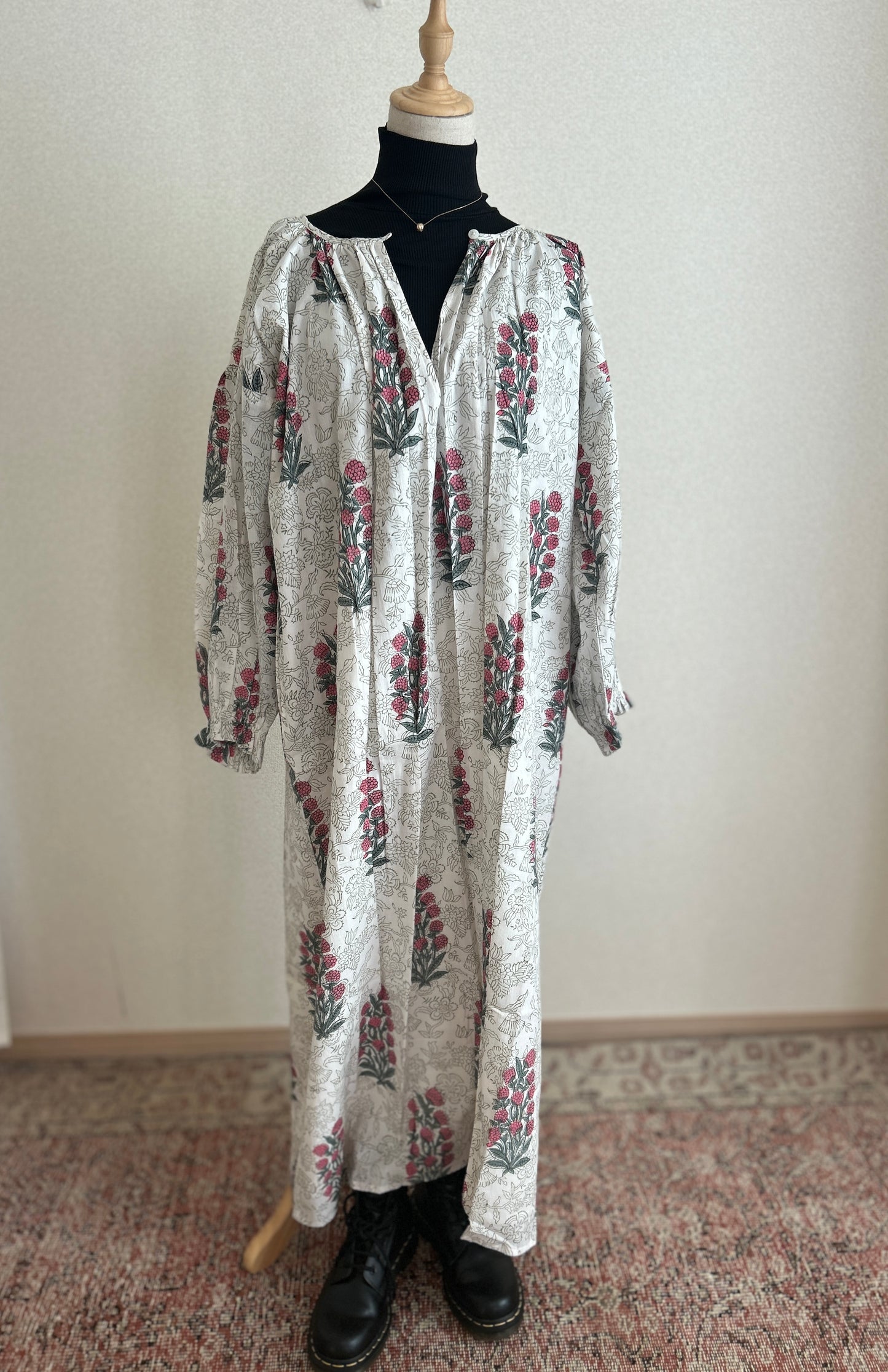 (sale!即納)袖口のデザインが可愛いカフタンワンピース(ホワイトとピンクフラワー)