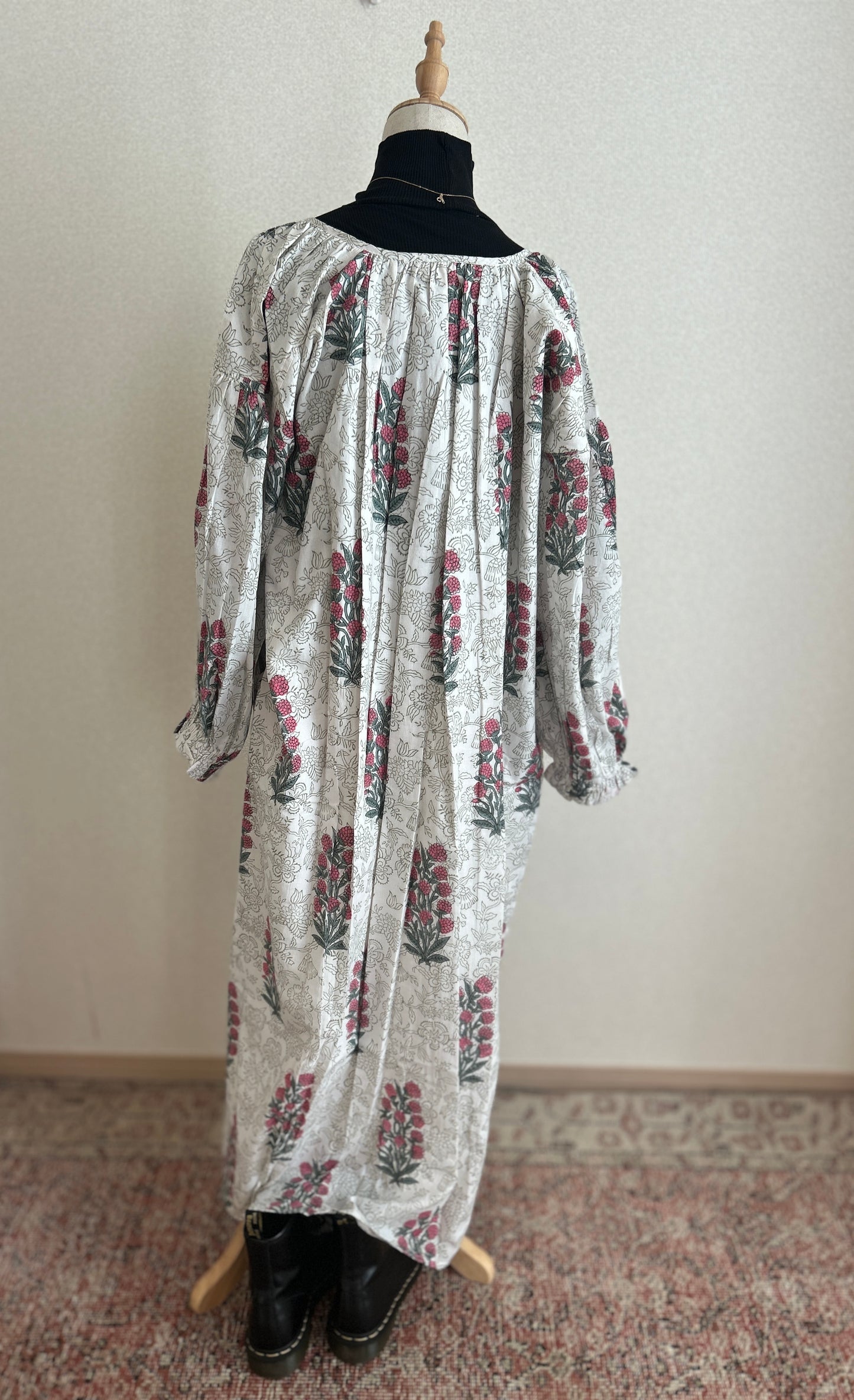 (sale!即納)袖口のデザインが可愛いカフタンワンピース(ホワイトとピンクフラワー)